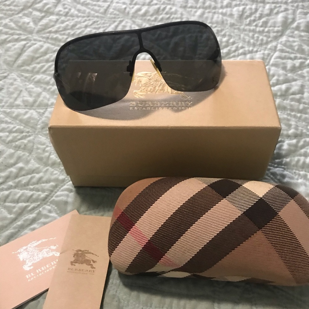 100% authentic Burberry Unisex Sunglasses